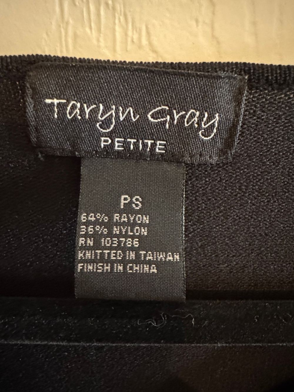 Taryn Grey Petite Black Floral Embroidered V-Neck Top size PS (CL) - Picture 2 of 3